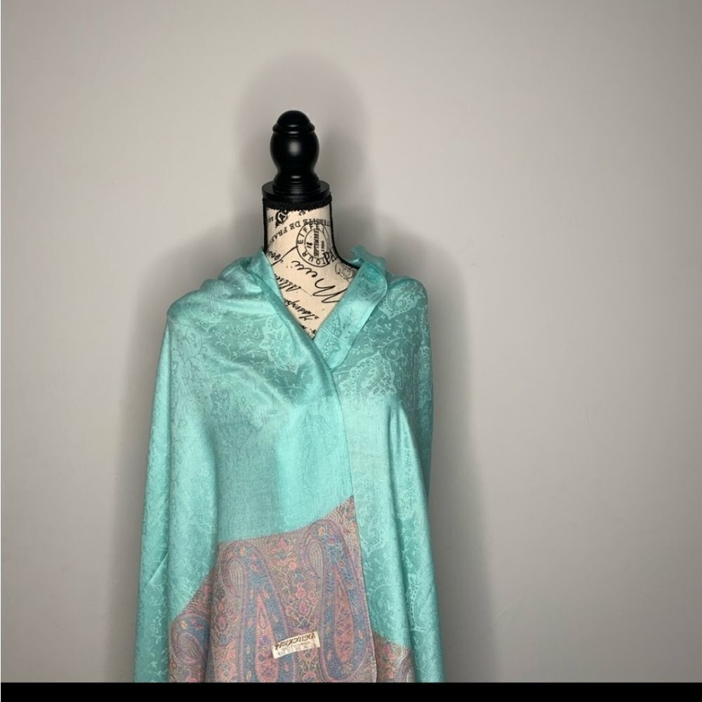 NWOT Beautiful Multi Colored Pashmina - Picture 2 of 5